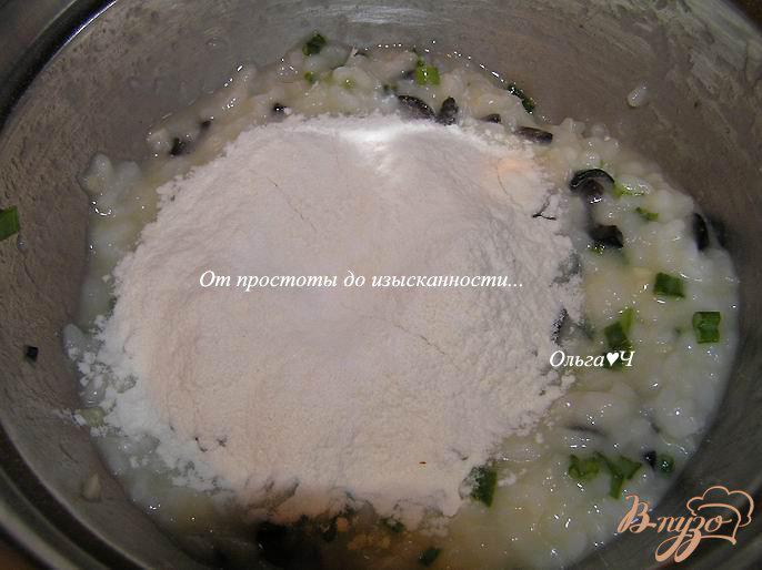 Фото приготовление рецепта: Рисовые крупеники с маслинами шаг №3
