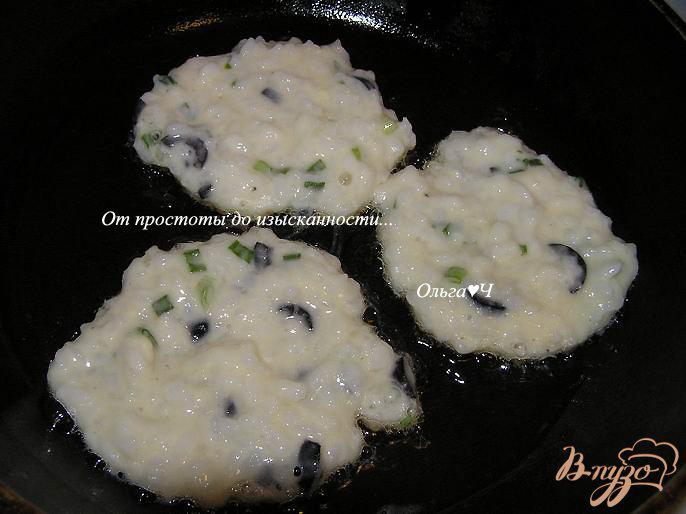Фото приготовление рецепта: Рисовые крупеники с маслинами шаг №4