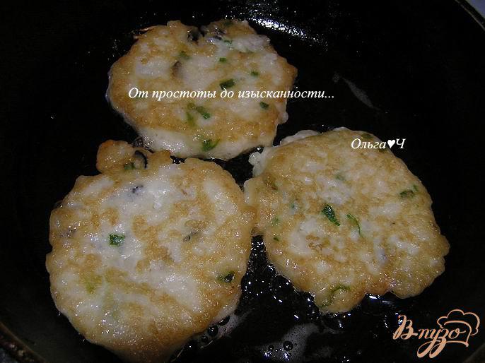 Фото приготовление рецепта: Рисовые крупеники с маслинами шаг №5