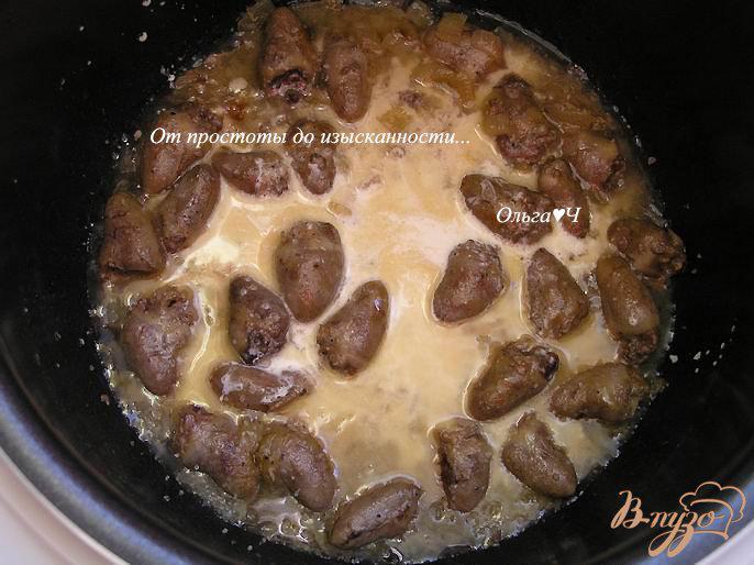 Фото приготовление рецепта: Куриные сердечки в сливочном соусе (в мульти) шаг №4