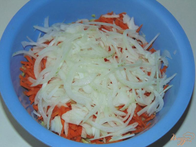 Фото приготовление рецепта: Оладьи из кабачка с морковью и луком шаг №3