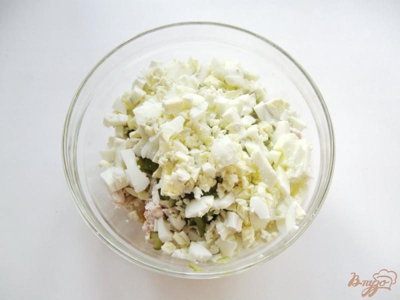 Фото приготовление рецепта: Салат с куриной грудкой и кукурузой шаг №4