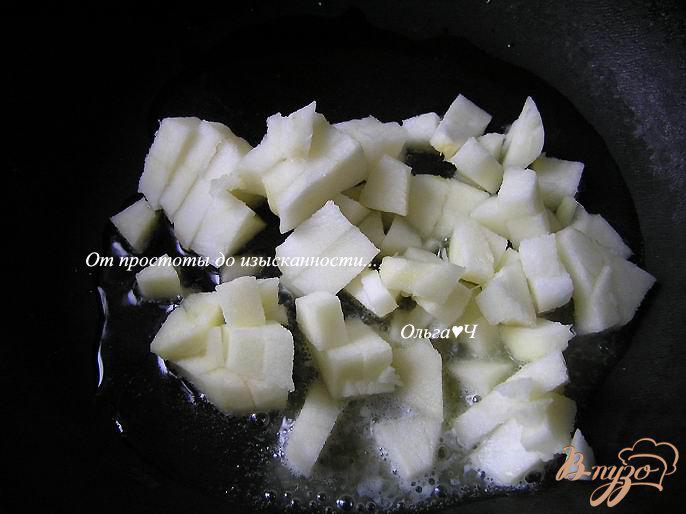 Фото приготовление рецепта: Блинчики с яблоками и корицей в сметанном креме шаг №2