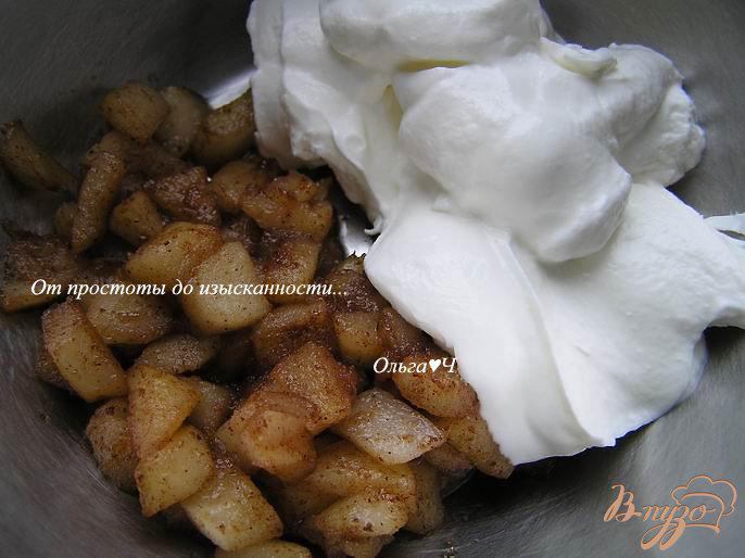 Фото приготовление рецепта: Блинчики с яблоками и корицей в сметанном креме шаг №4