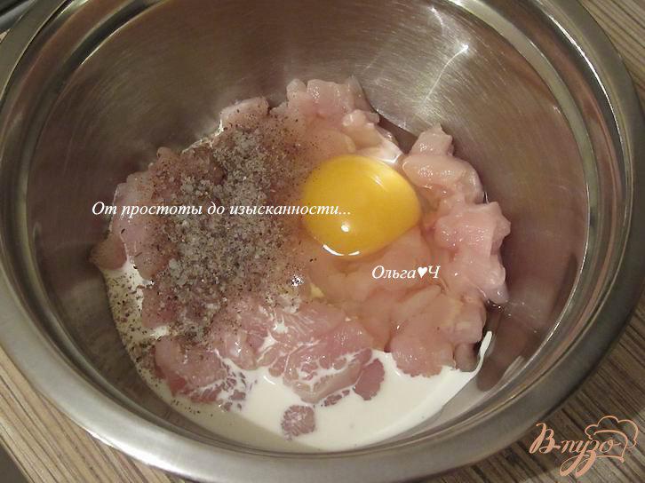 Фото приготовление рецепта: Рубленные котлеты из курицы с адыгейской солью шаг №1
