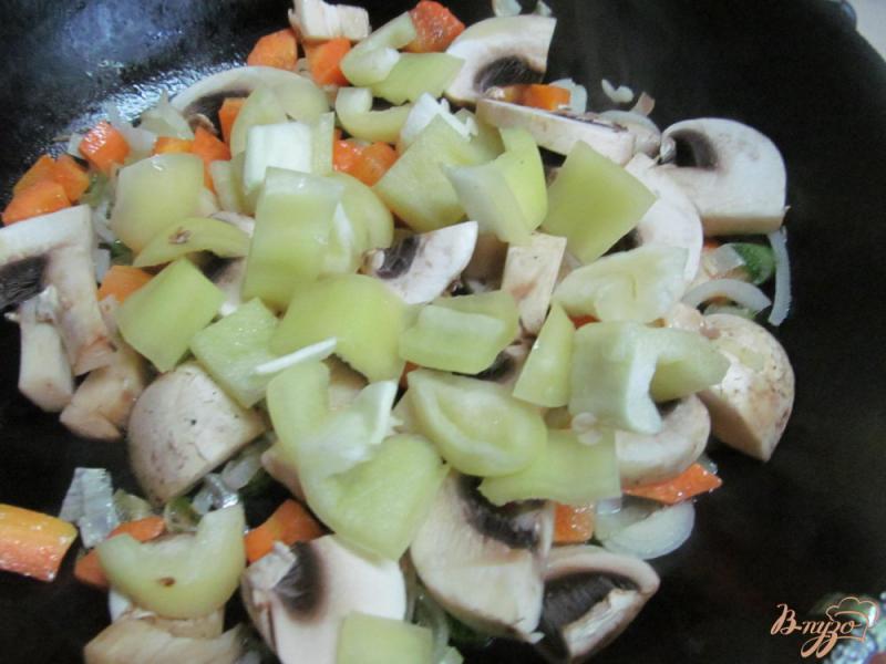 Фото приготовление рецепта: Овощное рагу с грибами и молодой капустой шаг №4