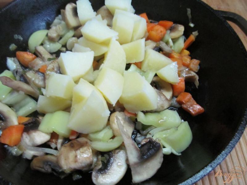 Фото приготовление рецепта: Овощное рагу с грибами и молодой капустой шаг №5