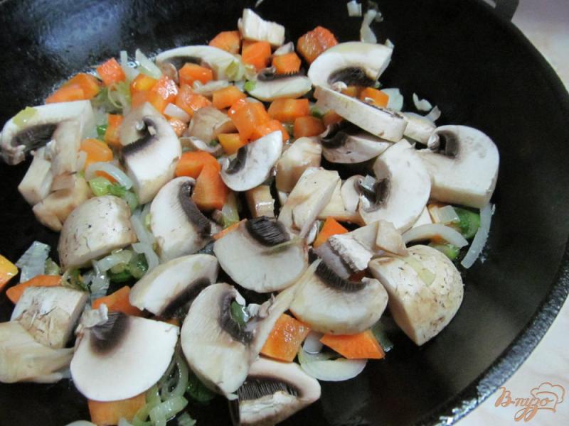 Фото приготовление рецепта: Овощное рагу с грибами и молодой капустой шаг №3