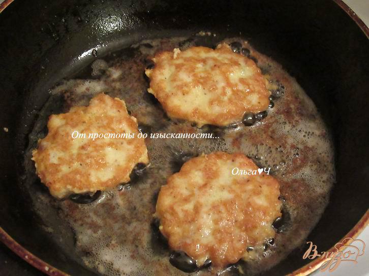 Фото приготовление рецепта: Рубленные котлеты из курицы с адыгейской солью шаг №4