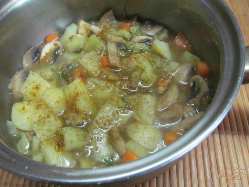 Фото приготовление рецепта: Овощное рагу с грибами и молодой капустой шаг №6