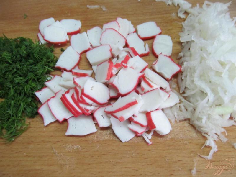 Фото приготовление рецепта: Салат из крабовых палочек с редькой шаг №3