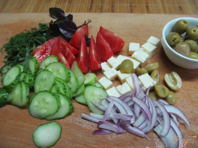 Фото приготовление рецепта: Летний салат с брынзой шаг №2