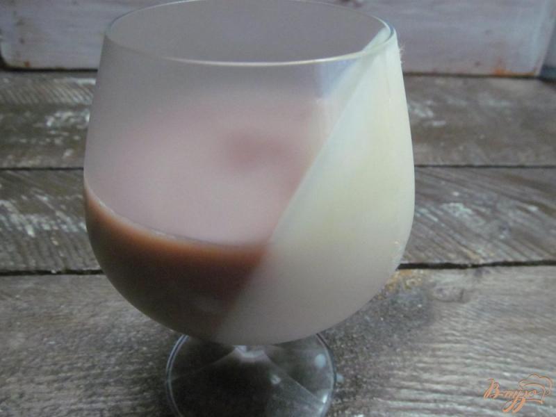 Фото приготовление рецепта: Десерт с клубникой из молочного желе шаг №4