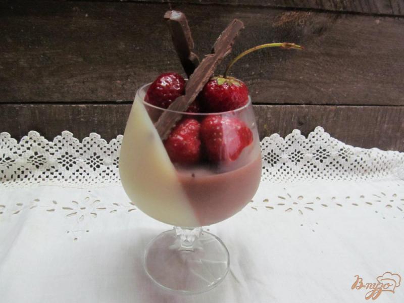 Фото приготовление рецепта: Десерт с клубникой из молочного желе шаг №5