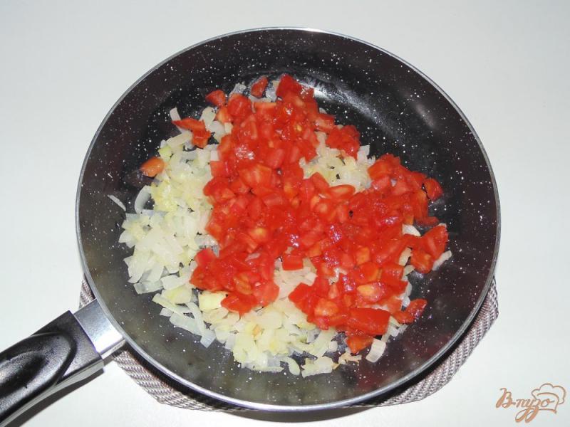 Фото приготовление рецепта: Домашний томатный соус с луком шаг №4