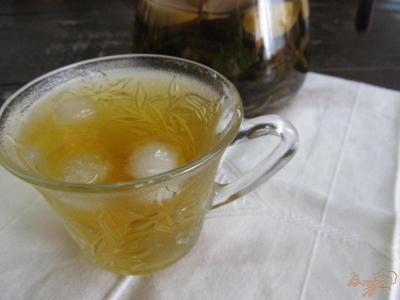 Фото приготовление рецепта: Холодный чай с мятой и яблоком шаг №4