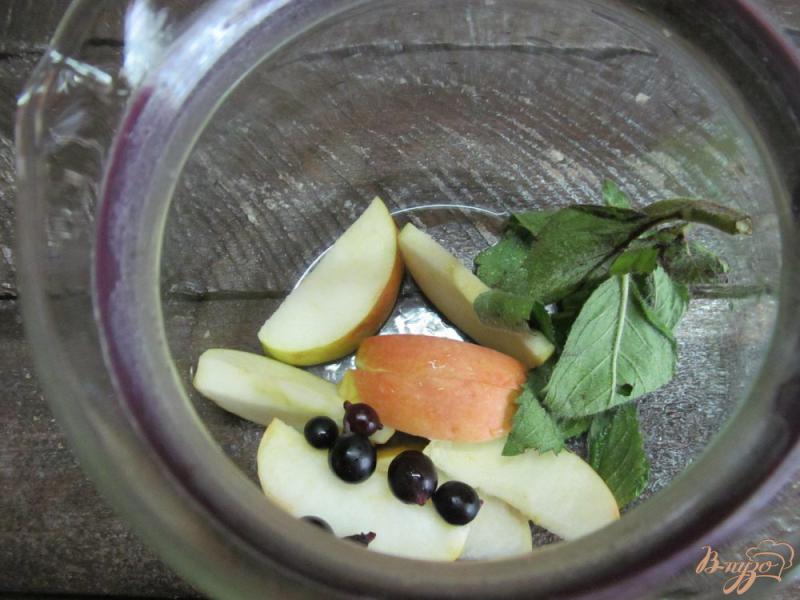 Фото приготовление рецепта: Холодный чай с мятой и яблоком шаг №1