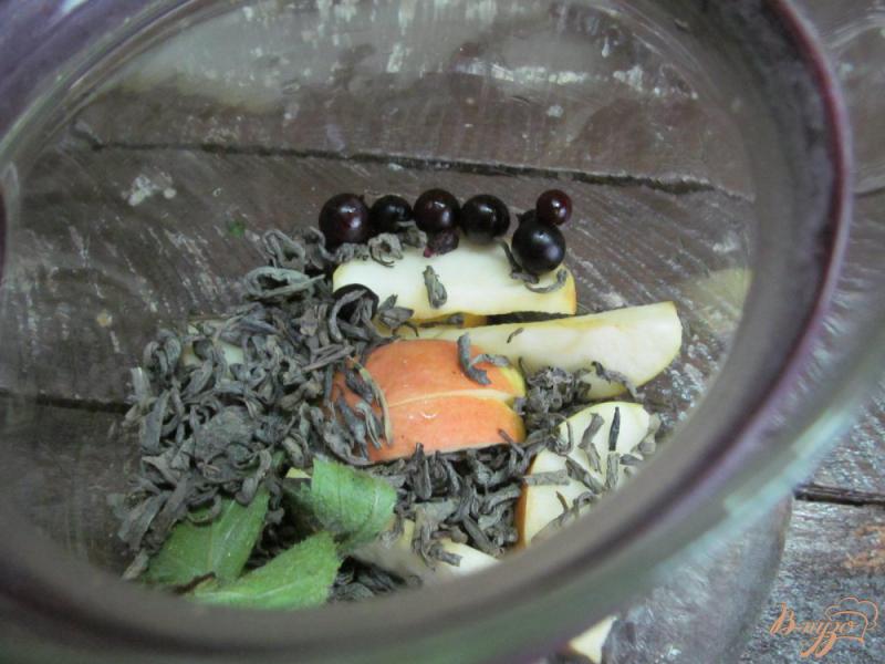 Фото приготовление рецепта: Холодный чай с мятой и яблоком шаг №2