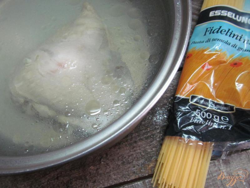 Фото приготовление рецепта: Паста с курицей и перцем шаг №1