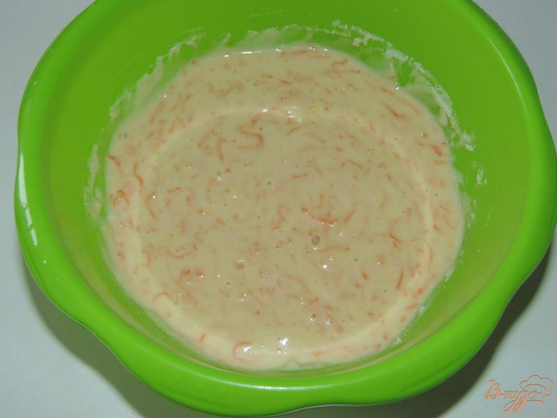 Фото приготовление рецепта: Морковные кексы с лимонной цедрой шаг №4