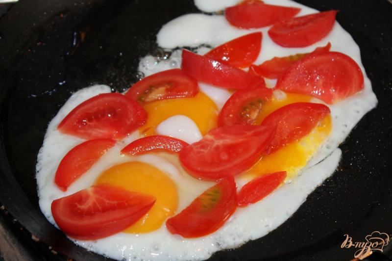Фото приготовление рецепта: Яичница с сыром и помидорами шаг №2