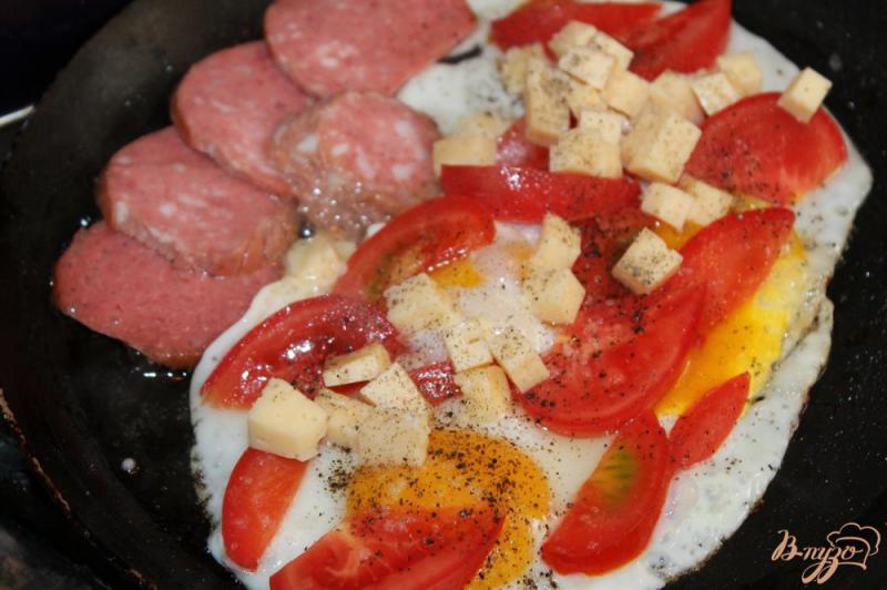 Фото приготовление рецепта: Яичница с сыром и помидорами шаг №5