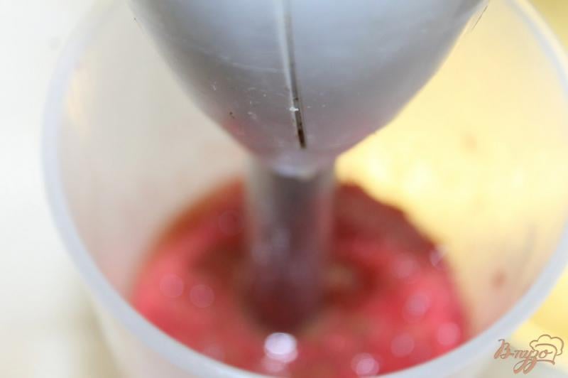 Фото приготовление рецепта: Смузи с клубникой и малиной на основе апельсинового сока шаг №4
