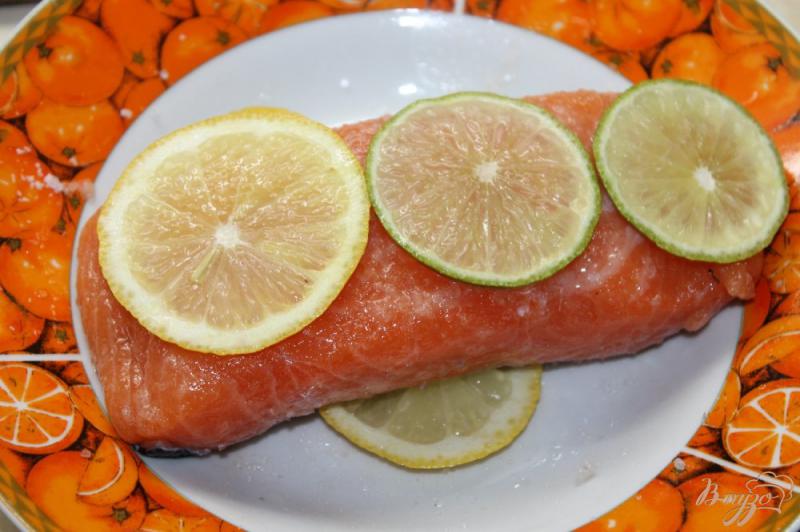 Фото приготовление рецепта: Маринованная красная рыба с лимоном и лаймом шаг №3