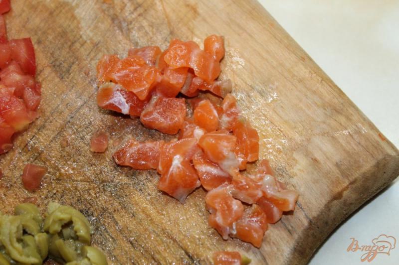Фото приготовление рецепта: Брускетта с оливками и лососем с базиликом шаг №4