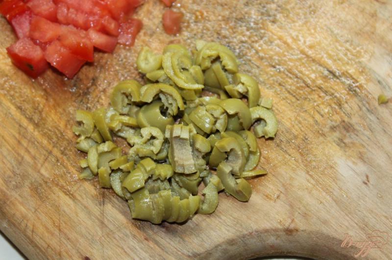 Фото приготовление рецепта: Брускетта с оливками и лососем с базиликом шаг №3