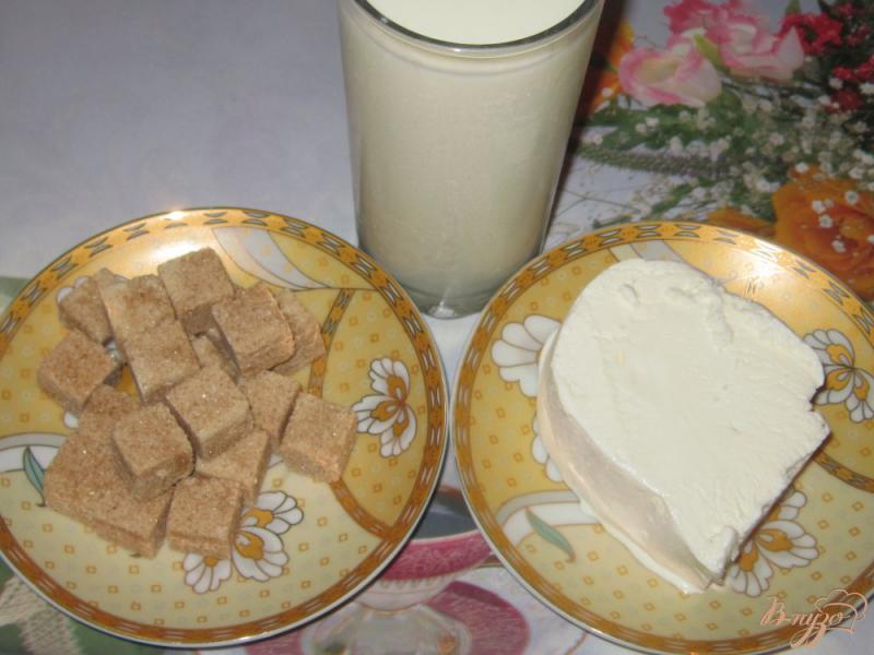 Фото приготовление рецепта: Молочный коктейль с черной смородиной и бананом шаг №1
