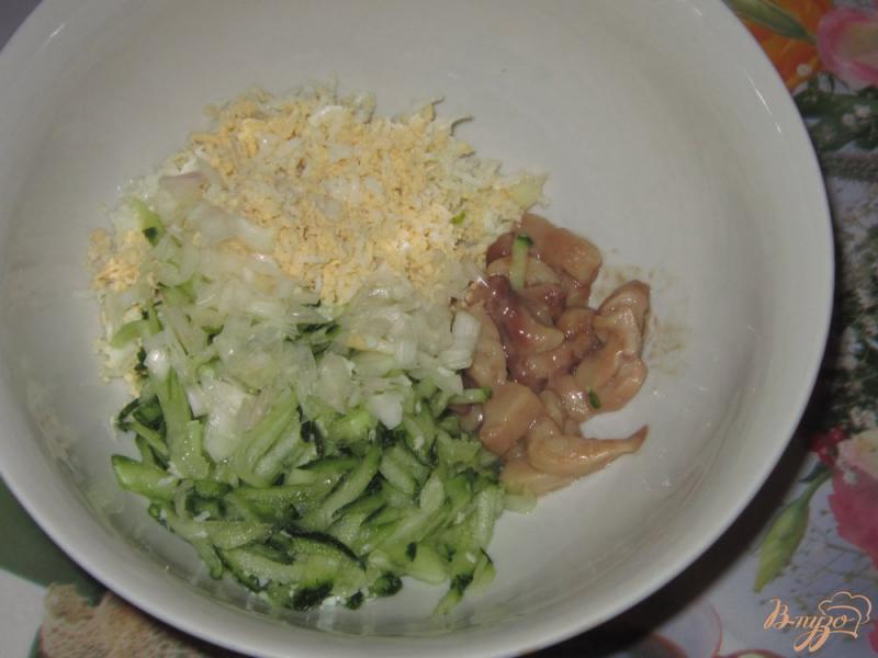 Фото приготовление рецепта: Нежный салат из молоков соленой сельди шаг №2