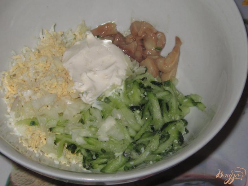 Фото приготовление рецепта: Нежный салат из молоков соленой сельди шаг №3
