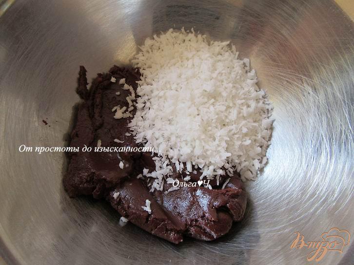 Фото приготовление рецепта: Шоколадные конфеты с кокосовой стружкой шаг №3