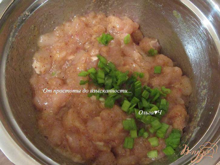 Фото приготовление рецепта: Рубленные куриные котлеты с зеленым луком шаг №3