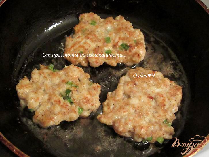 Фото приготовление рецепта: Рубленные куриные котлеты с зеленым луком шаг №5