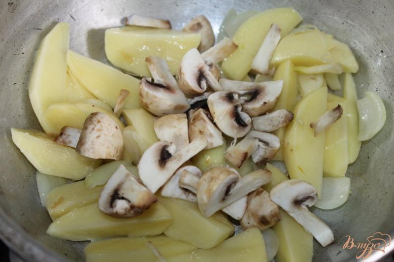 Фото приготовление рецепта: Тушенный молодой картофель с грибами и фрикадельками шаг №5