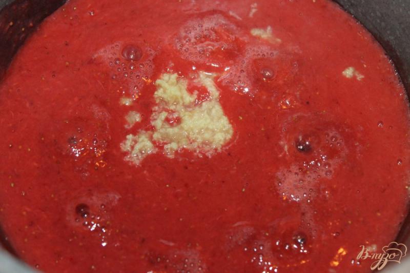 Фото приготовление рецепта: Соус к постному мясу с клубники, базилика и имбиря шаг №5