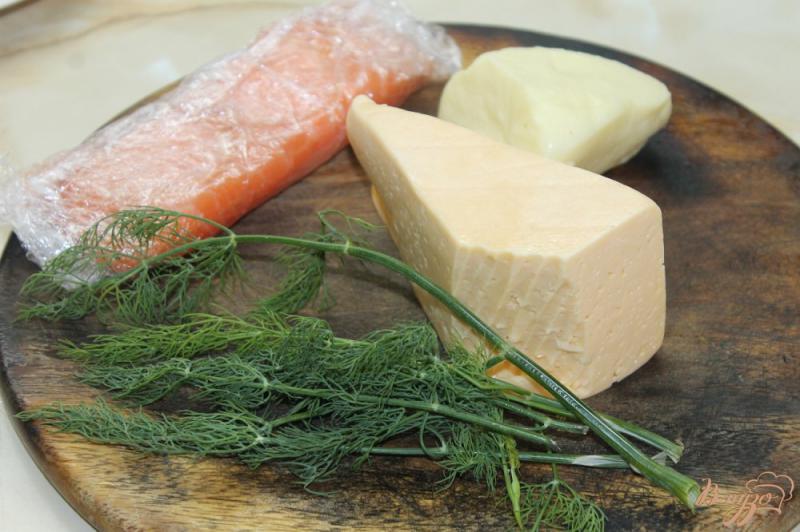 Фото приготовление рецепта: Блинные рулеты с слабосоленым лососем и сыром с зеленью шаг №4