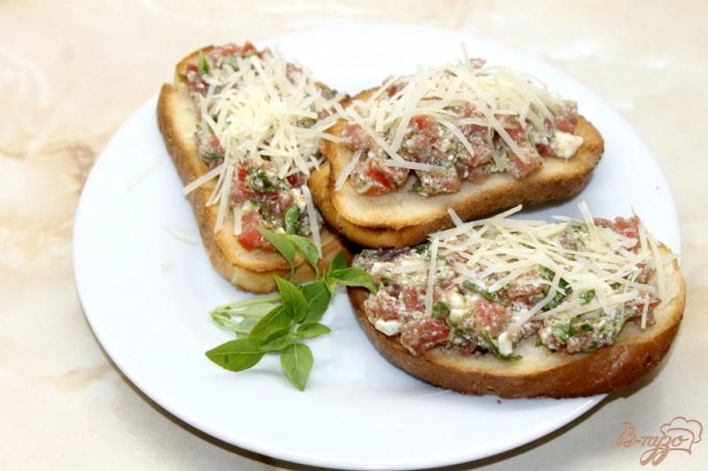 Фото приготовление рецепта: Гренки с сыром фета и помидорами с базиликом шаг №7