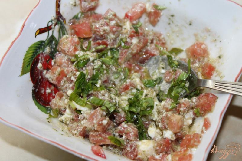 Фото приготовление рецепта: Гренки с сыром фета и помидорами с базиликом шаг №6