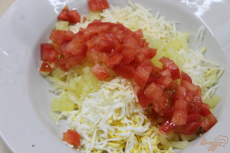 Фото приготовление рецепта: Фаршированный лаваш яйцом, сыром, помидорами и зеленью шаг №3
