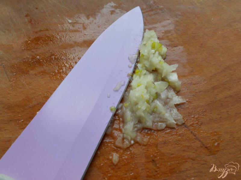 Фото приготовление рецепта: Масло с икрой копченой сельди шаг №3