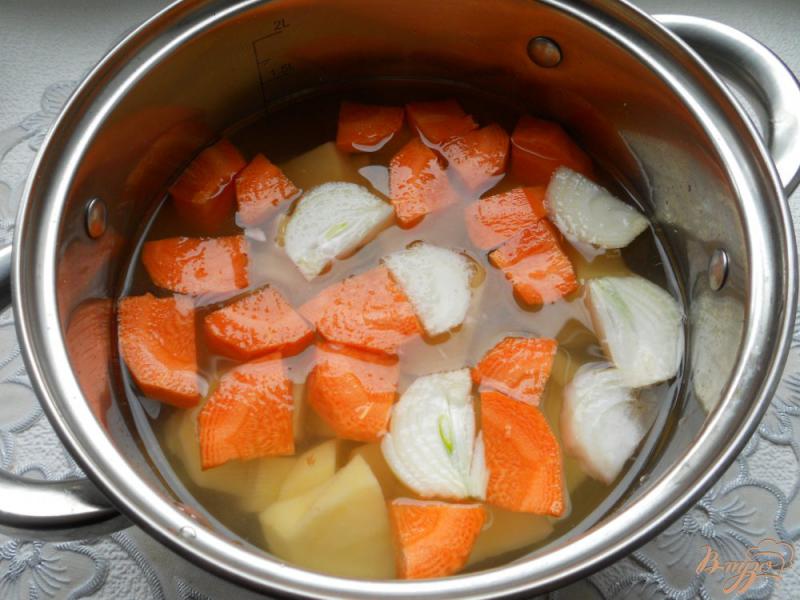 Фото приготовление рецепта: Крем-суп из картофеля и моркови шаг №2
