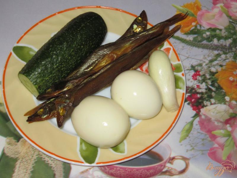 Фото приготовление рецепта: Салат из копченой мойвы с яйцами и огурцом шаг №1