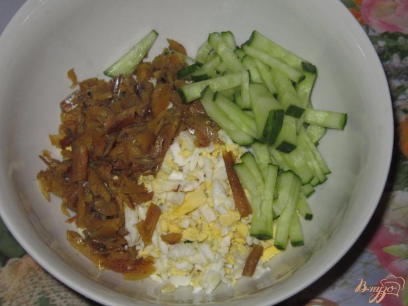 Фото приготовление рецепта: Салат из копченой мойвы с яйцами и огурцом шаг №2