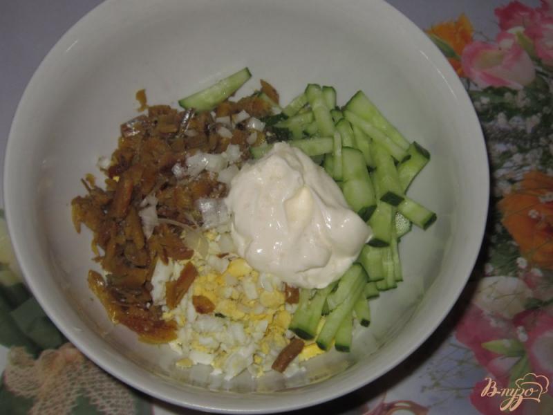 Фото приготовление рецепта: Салат из копченой мойвы с яйцами и огурцом шаг №3