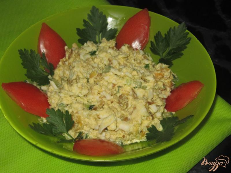 Фото приготовление рецепта: Салат из копченой мойвы с яйцами и огурцом шаг №4