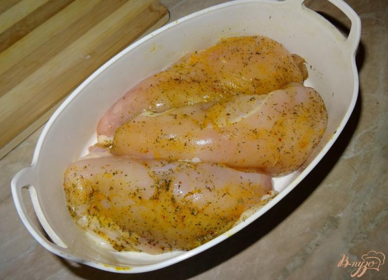 Фото приготовление рецепта: Куриное филе с айвой в пакете для запекания шаг №2