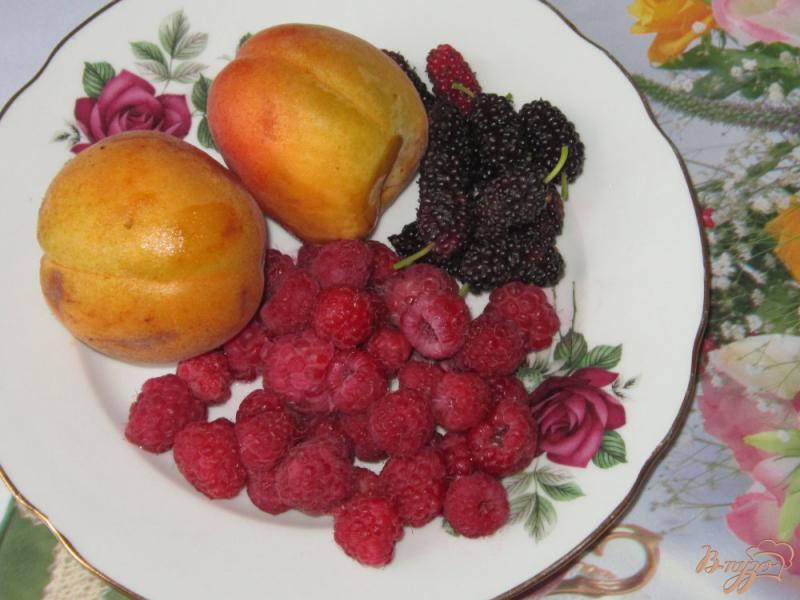 Фото приготовление рецепта: Фруктовый салат из малины, абрикоса, шелковицы и черной смородины шаг №1